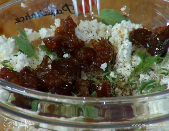 Плоды инжира порвать руками и добавить к творогу с зеленью.