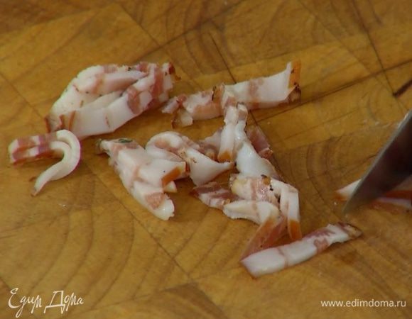 Грудинку порезать маленькими кусочками.