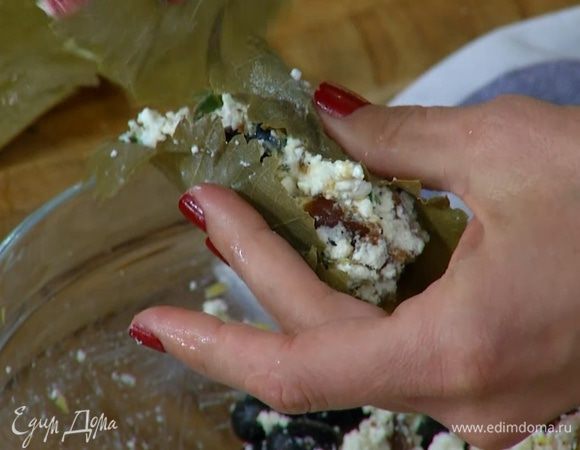 Виноградные листья сложить внахлест по два-три, выложить на них начинку и свернуть рулетиками.