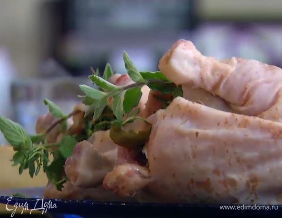 Внутрь каждого цыпленка поместить по одному рулету и по две-три веточки оставшегося орегано и тимьяна.