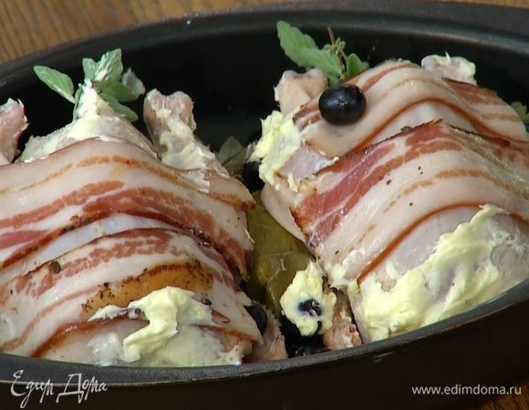 Сливочное масло порезать маленькими кусочками, выложить на цыплят, сверху полить инжировым вареньем и запекать в разогретой духовке 30 минут.