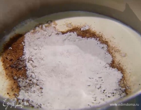 Козье молоко и сливки влить в большую кастрюлю, добавить растворимый кофе, сахарную пудру, ванильный сахар и довести все до кипения, но не кипятить.