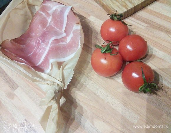 В каждый кармашек выложить по две полосочки копченой ветчины (в оригинальном рецепте она пармская) поперёк кармашка.