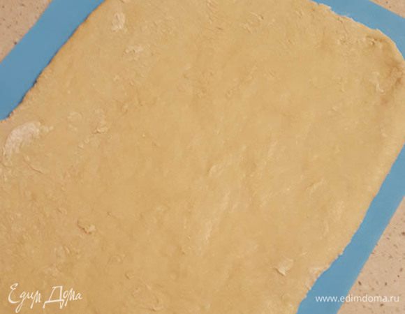 Взбить яйцо с сахаром. Добавить кефир. Размешать, просеять муку и разрыхлитель. Скатать тесто в мягкий шар. (Обращаю внимание, что количество муки может варьироваться, так как кефир бывает густой или, наоборот, как вода) Пусть полежит в тепле минут 30. Раскатать тесто толщиной около 1 см. 