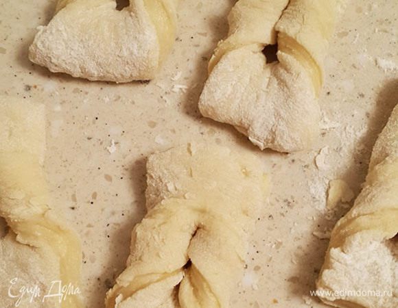 Нарезать тесто на прямоугольники. Можно жарить так, а можно проделать в центре дырочку и вывернуть один край, как у меня на фото.