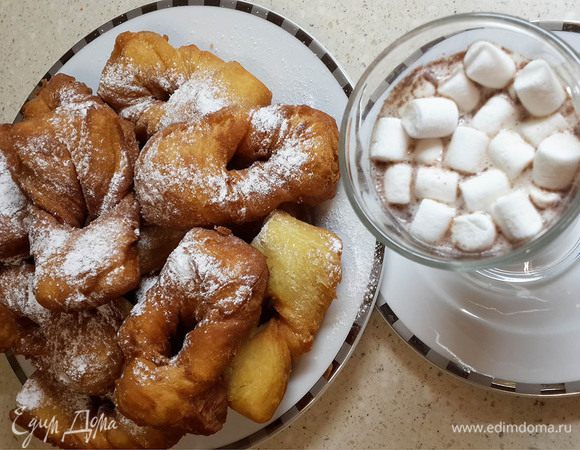 Когда стружки станут теплыми, посыпать их пудрой. Очень вкусно подавать с какао и зефирками)