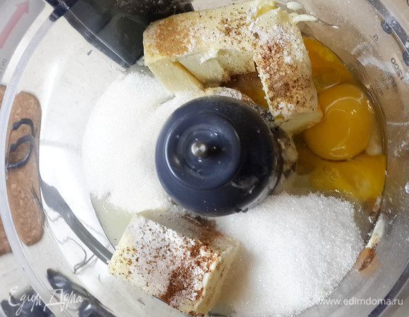 Взбить в блендере (с помощью насадки-ножа) яйцо, сахар, ванилин, охлажденное ( у меня в холодильнике температура +2 градуса) масло кусками. Просеять в массу разрыхлитель, корицу и муку.