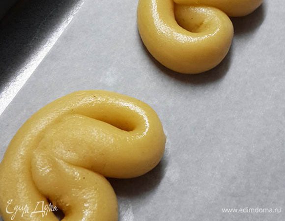 Сворачивать колбаску в форме кренделька и выкладывать на противень.