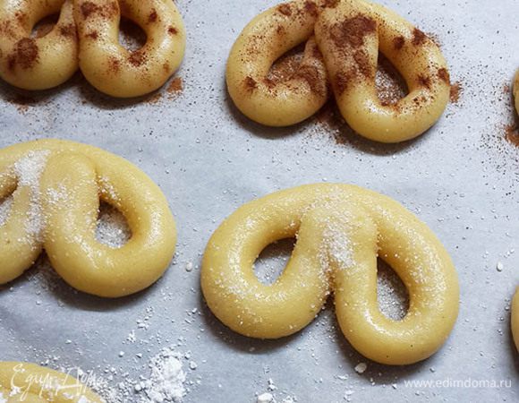 Посыпать крендельки сахаром, пудрой и корицей.
