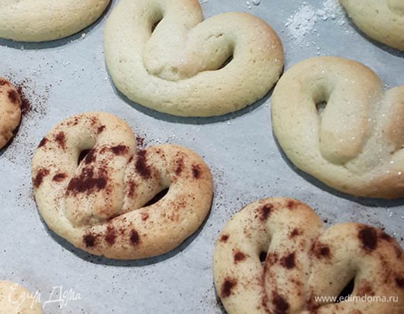 Выпекать около 15-20 минут. Зависит от размера крендельков.