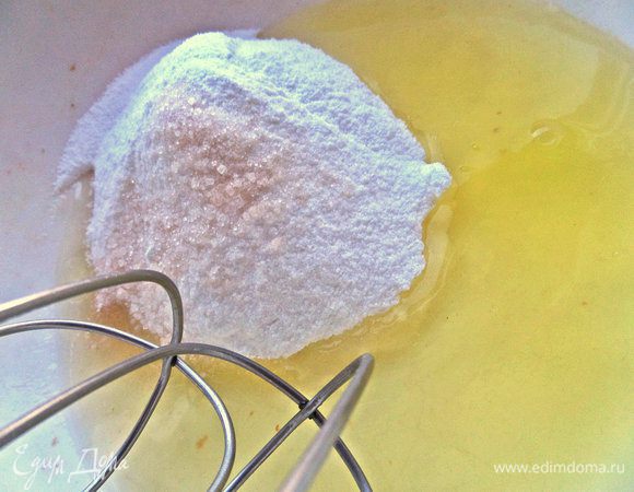 В белки всыпаем пудру (делаем из сахара заранее побольше и храним в баночке, пригодится обязательно) и ваниль.