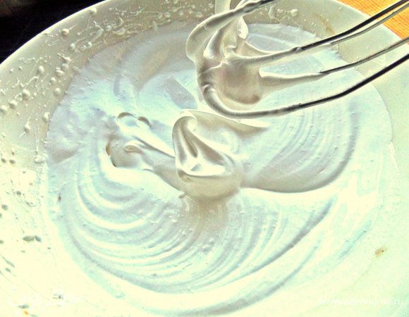 Взбиваем до крутых пиков миксером.