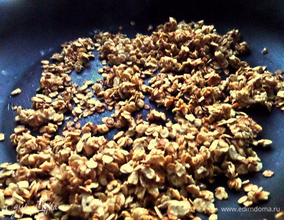 Когда хлопья закарамелизируются, выключаем газ и пересыпаем хлопья на тарелку, чтобы остыли.