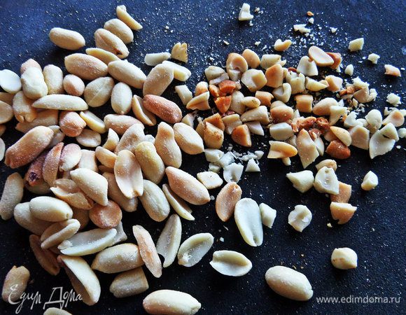 Арахис измельчаем.