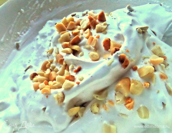 Вмешиваем орехи в массу.