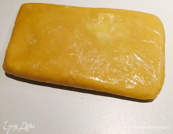 Тесто у меня точно такое же как в предыдущем моем рецепте: лопаточкой растираем мягкое масло, добавляем пудру, желток, просеянную муку, вымешиваем недолго, потом заворачиваем в пленку, прижимаем и в холод.