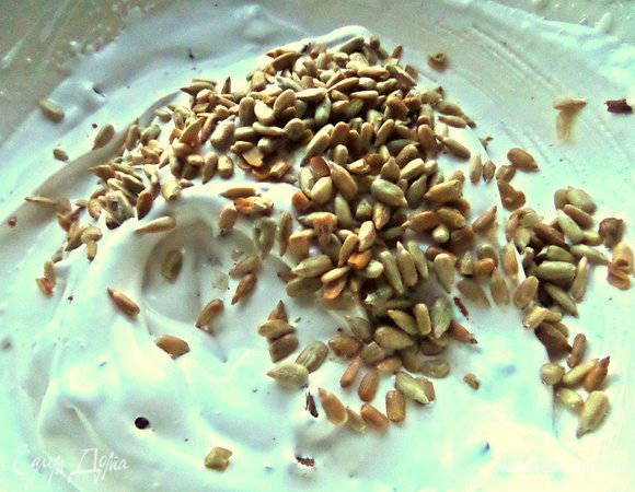 Семечки тоже (я их заранее обжариваю, покупаю уже очищенные).