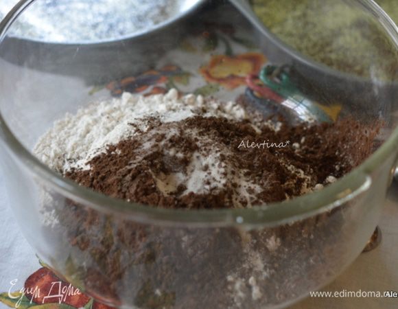 В небольшой емкости смешать муку, какао-порошок, соду и соль.