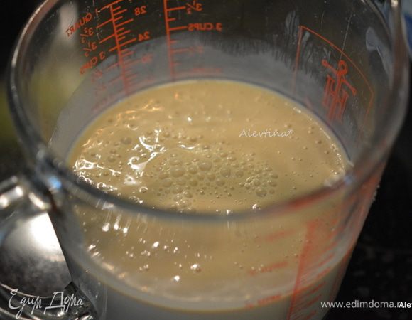 Отдельно смешать кефир и кофе крепкий.