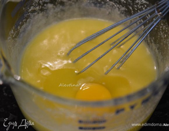 Взбить масло комнатной температуры с сахаром до однородной массы. Ввести по одному яйцу, после каждого тщательно взбивать каждый раз. Добавить ванилин.