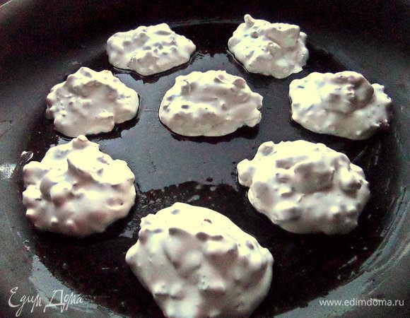 Набираем по столовой ложке белковой массы и располагаем на расстоянии в смазанной форме.