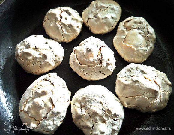 Подсушиваем безе как обычное при 140-160°С минут 10. У каждой плиты свой характер. Я выключала газ и оставляла каждую партию остывать в духовке. Ещё вариант: приоткрыть духовку, если сильно она разгорелась на 0,5 см.