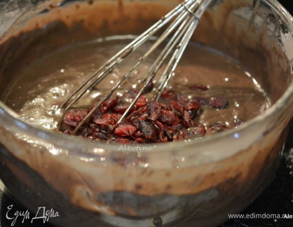 Продолжаем взбивать, всыпать мучную смесь попеременно с кефиром, разделив каждый примерно на 3 части. Добавляем часть кефира, перемешать, затем добавить часть муки, перемешать, опять кефир, муку, кефир, муку, перемешать.
Отложить 3/4 чашки теста в одну из приготовленных форм — корж пойдёт на обсыпку торта. Добавить сухую клюкву к остальному тесту, перемешать.