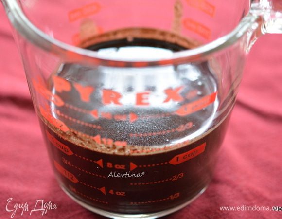 Для начинки:
В небольшой кастрюльке смешать како-порошок, сахар, крахмал и соль. Добавить кофе. Нагреть на среднем огне, помешивать до закипания, варить 1 минуту.
Снять с огня, добавить шоколад и сливочное масло, размешать до растворения. Добавить ванильный экстракт.
Переложить в емкость, остудить и поставить в холодильник на 2 часа.