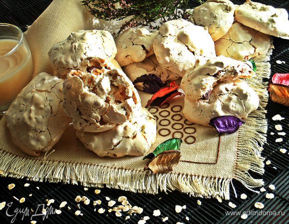 Очень вкусно с крепким чаем (без сахара) или с чёрным кофе.