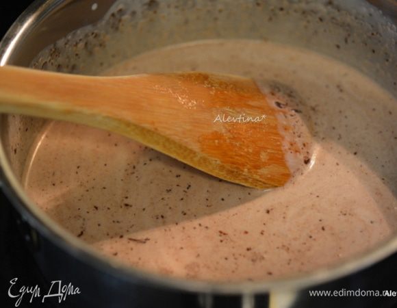 Для крема:
Нагреть сливки до закипания. Добавить шоколад 150 г и размешать до растворения. Переложить в емкость, остудить и поставить в холодильник на 2 часа.
