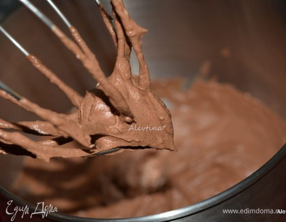 Взбить затем крем миксером до мягких пиков.