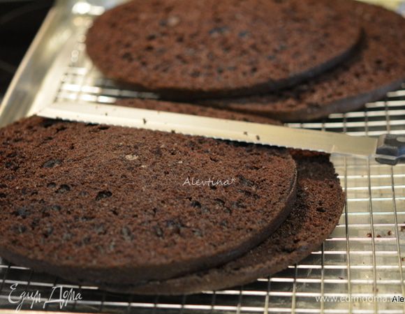 Для сборки:
Разрезать два толстых коржа на 2 части, получится 4 коржа. Раскрошить 1ый тонкий корж в мелкую крошку.