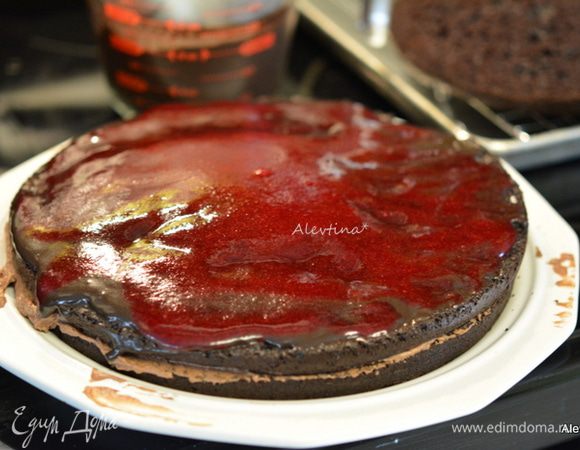 Собираем торт. 
Сначала бисквит, затем шоколадная начинка, затем бисквит, клюквенный соус + крем, бисквит, шоколадная начинка, бисквит.
