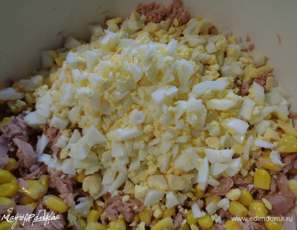 Отваренные вкрутую яйца очистить и нарезать.