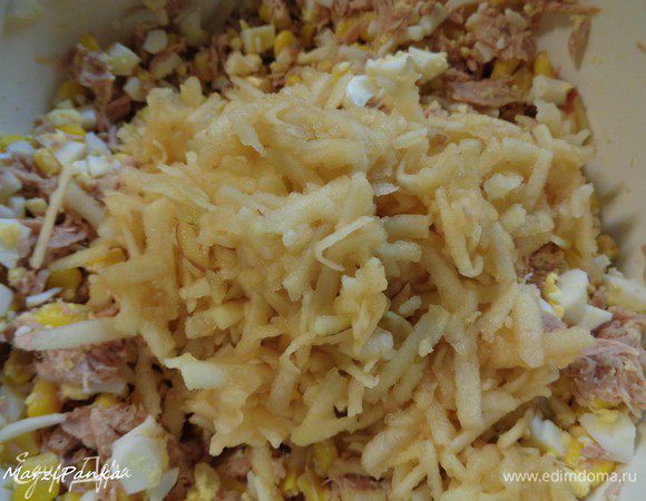 Яблоко очистить от кожуры и натереть на крупной терке. Сбрызнуть немного лимонный соком.