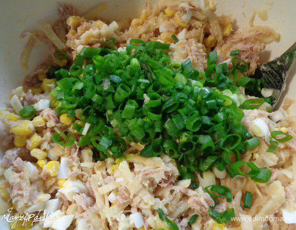 Зеленый лук промыть под проточной водой и мелко нарезать.