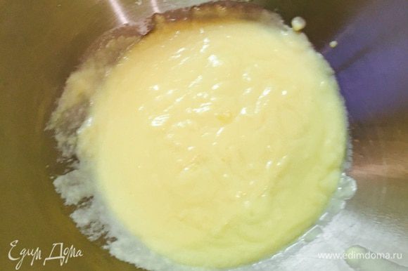 Варим заварной крем: ставим на огонь молоко с маслом. Растираем желток с сахаром и ванильной эссенцией, добавляем крахмал, хорошо мешаем. Когда молоко закипит, выливаем его на желтки, хорошо мешаем, потом все возвращаем в кастрюлю и варим на медленном огне, постоянно помешивая, до загустения. Перекладываем крем в чашу, остужаем.