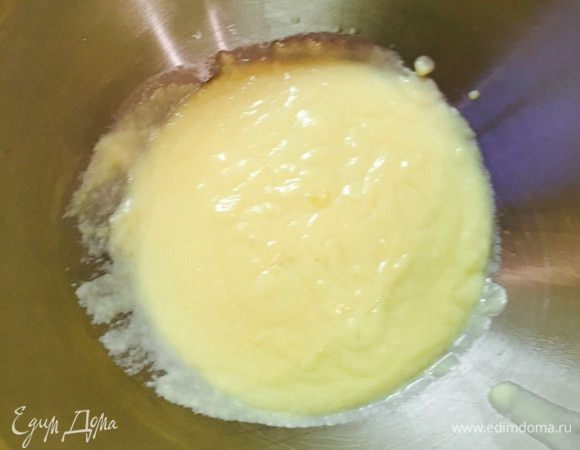 Варим заварной крем: ставим на огонь молоко с маслом. Растираем желток с сахаром и ванильной эссенцией, добавляем крахмал, хорошо мешаем. Когда молоко закипит, выливаем его на желтки, хорошо мешаем, потом все возвращаем в кастрюлю и варим на медленном огне, постоянно помешивая, до загустения. Перекладываем крем в чашу, остужаем.