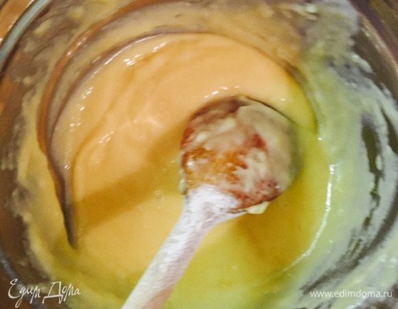 Заварное тесто: ставим на огонь молоко, масло, сахар. Доводим до кипения, вводим муку, хорошо мешаем, перекладываем в чашу. Когда хорошо вымешено тесто, начинаем вводить яйца по одному. Не вводите следующее, пока предыдущее хорошо не вмешается. Отставляем.