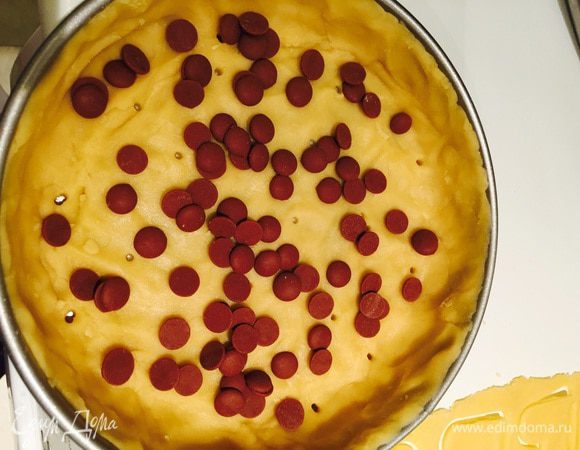 Распределяем шоколад. У меня молочный, хотя по моей задумке, да и вкусу, горький с апельсиновой эссенцией бы лучше, но главные едоки — дети!