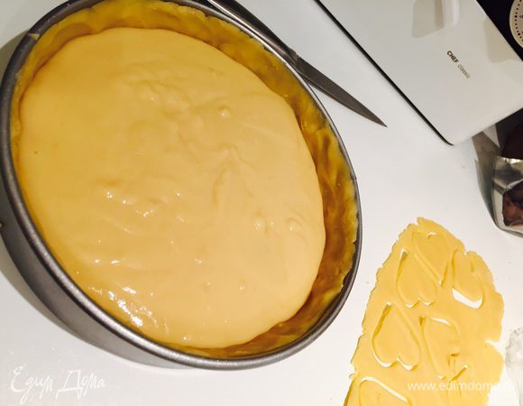 А теперь самое интересное: смешиваем заварные крем и тесто! Идея не моя, видела как то в рецептах такую начинку для тарталеток.  Добавляем апельсиновую эссенцию — это, конечно, моя отсебятина, но мне показалась, что именно эта цитрусовая нотка облагородила этот тарт. Получившийся крем распределяем по тесту.