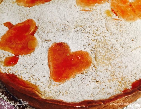 Когда тарт остынет, вынимаем из формы и украшаем. Этим опять-таки занялась моя помощница: все посыпали сахарной пудрой, а сердечки покрыли клубничным джемом (почему-то только некоторые).