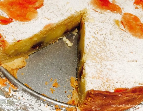 О названии: когда позвонил папа и спросил, с чем у мамы сегодня пирог, дочь ответила — с сердечками!
О вкусе: вам наверно, как и мне, интересно, что за начинка получилась? Так вот, это не нежнейшее суфле, но и не такое плотное как холодный чиз. Наверное как флан больше. А вкус волшебный просто! Учительница моих детей сказала: если бы не вечер и не манеры, съела бы весь (кстати поэтому и фото достойного нет — отдала почти весь тарт ей, уж явно он ей понравился). Своим еще испеку!