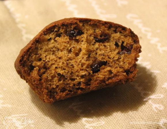 Вытащить готовые кексы, разломать первый, чтобы быстрее остыл, а то уже сбежались домашние на неповторимый сладкий аромат.
Приятного аппетита!