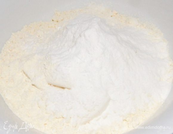 Оба вида муки, соль и разрыхлитель смешать в миске.