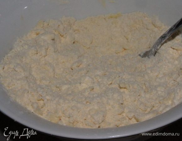 Масло добавить к муке и порубить, я превратила в крошку с помощью вилки, можно использовать кухонный комбайн.