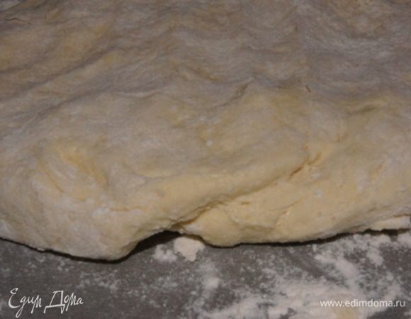 Добавляем понемногу  молоко и сливки, замешивая мягкое тесто.

*В оригинале было молоко и сметана.