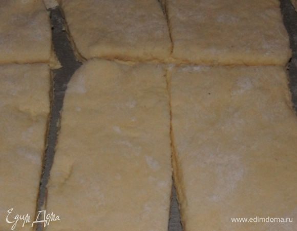 Тесто раскатываем в прямоугольник на присыпанном мукой столе, режем на прямоугольники.