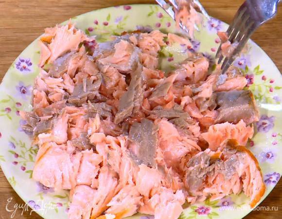 Запеченную семгу разобрать на небольшие кусочки.