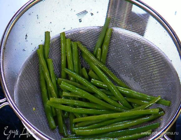 Стручковую фасоль отваривать пару минут в кипящей воде, затем откинуть на дуршлаг и промыть холодной водой.